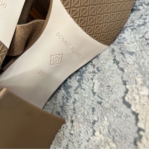 Donald Pliner Helen Sandals Size 9m Biscotti Beige Ankle Straps Calf Suede - Picture 12 of 13